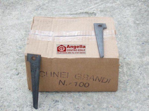 ATTREZZATURA-PER-CARPENTERIA_CRAVATTE-PER-CASSEFORMI_CUNEI-GRANDI-PER-DISTANZIATORI